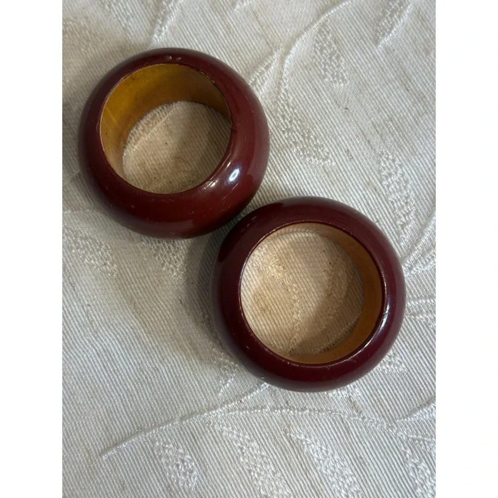 Set Of 2 vintage burgundy lacquered ‎ napkin rings.